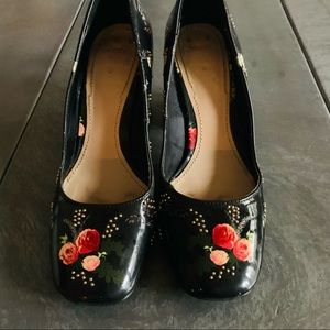 Statement shoe! Floral block heel by ZARA